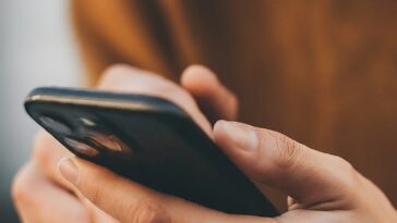 if you share a phone plan can they see your texts