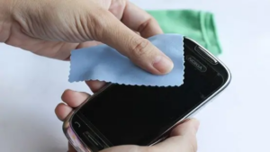 تنظيف شاشة الكمبيوتر والهواتف
